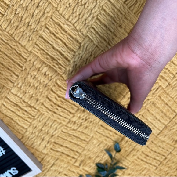 Authentic Black Gucci Slim Wallet - Picture 2 of 6